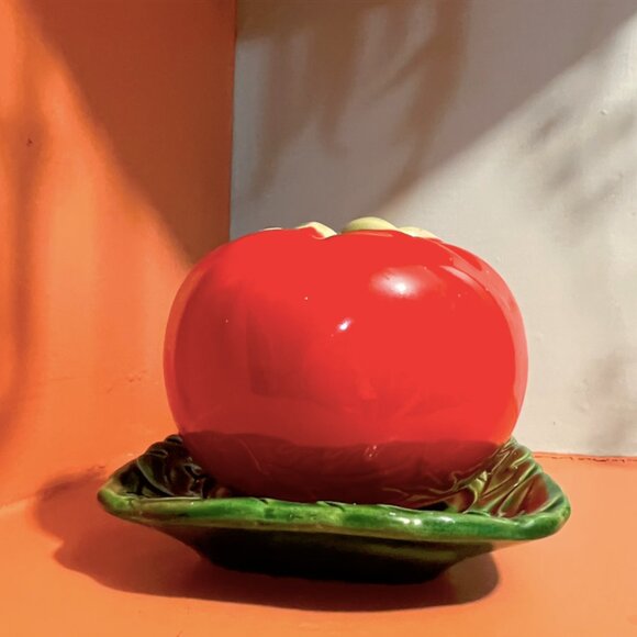 Oversized Vintage 40's Tomato Japanese Salt & Pepper Shakers with Tray - Picture 5 of 8